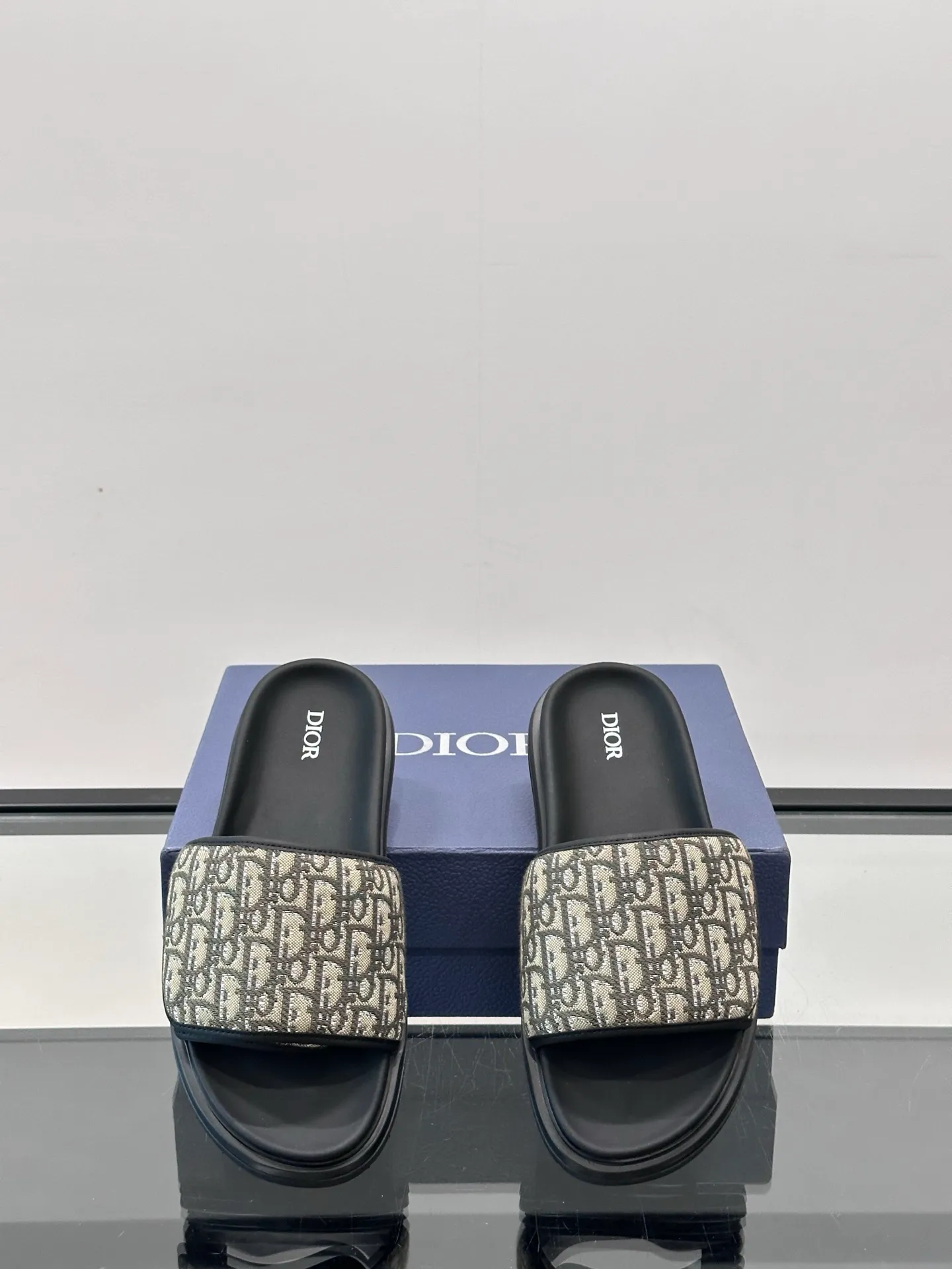 Factory price: 280💰𝐂𝐡𝐫𝐢𝐬𝐭𝐢𝐚𝐧 𝐃𝐢𝐨𝐫 Dior's latest popular sandals, classic upgraded Velcro sandals, original replicas, super durable and versatile, very comfortable on the feet, slimming and white, original cowhide leather upper, sheepskin lining Original d hardware buckle Original molded T men's shoes 💰U outsole Size: 38-44 (.45.46 customized)